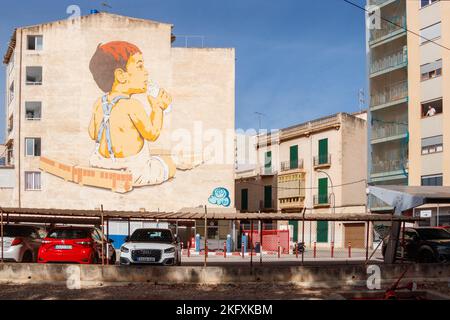 peinture murale de bébé ou de tout-petit à côté du train d'époque soller à palma mallorca espagne Banque D'Images