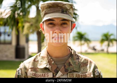 Sergent d'état-major de la Force aérienne des États-Unis Bryanna Deshaies, officier responsable du protocole Bravo de la Force opérationnelle interarmées, pose une photo à la base aérienne de Soto Cano, au Honduras, le 13 octobre 2022. Deshaies et son équipe sont responsables de la réussite des événements impliquant le siège social de la foi-B. Banque D'Images