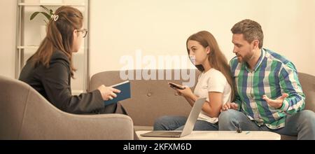 Psychologue donner un traitement familial pour papa maman et fille fille, psychologie. Père inquiet parler à la famille psychologue au sujet de téléphone enfant accro Banque D'Images