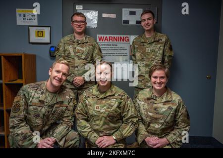 Les membres du vol de renseignement de l'escadron de soutien des opérations 341st posent pour une photo le 13 octobre 2022 à la base aérienne de Malmstrom, en montagne. Le vol de renseignement fournit des analyses de renseignements à l'escadre des missiles et aux unités locataires de 341st. Les analystes de The Flight fournissent des produits de renseignements opportuns et un contexte stratégique sur les menaces qui pèsent sur les adversaires à une grande variété de clients, de la direction des ailes aux superviseurs de première ligne et aux nouveaux aviateurs. Banque D'Images