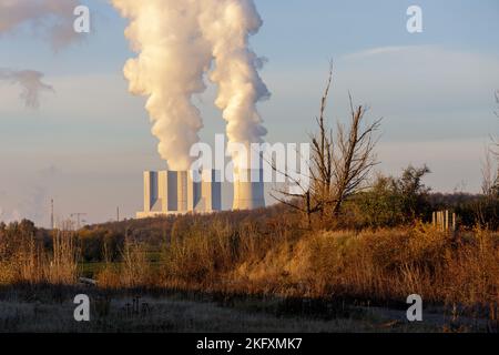 La centrale électrique au lignite de Lippendorf, près de Leipzig, au bord d'une mine d'opencast avec des nuages blancs de vapeur Banque D'Images