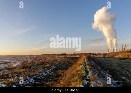 La centrale électrique au lignite de Lippendorf, près de Leipzig, au bord d'une mine d'opencast avec des nuages blancs de vapeur Banque D'Images