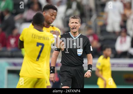 Al Khor, Qatar. 20th novembre 2022. L'arbitre du match Daniele Orsato lors du match de la coupe du monde du Qatar 2022, groupe A, date 1, entre le Qatar et l'Equateur joué au stade Al Bayt le 20 novembre 2022 à Al Khor, Qatar. (Photo de Bagu Blanco/PRESSINPHOTO) Credit: PRESSINPHOTO SPORTS AGENCY/Alay Live News Banque D'Images