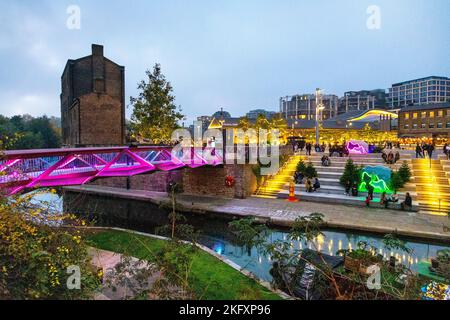 Espérance Bridge et le Canalside Green Steps près du Canal Regents illuminés la nuit à Kings Cross, Camden, Londres, Royaume-Uni Banque D'Images