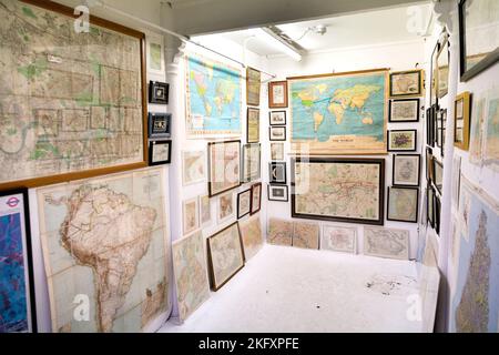 Boutique de cartes Vinagte au marché intérieur d'antiquités, meubles, objets de collection et d'antiquités de Tea Rooms à Brick Lane, est de Londres, Royaume-Uni Banque D'Images