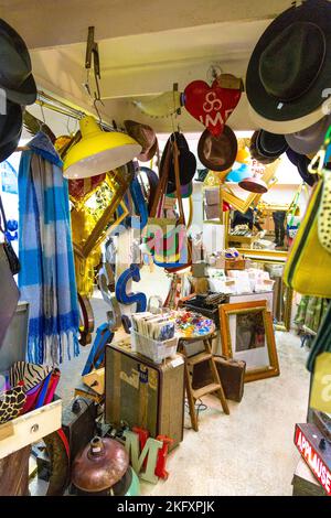 Stand avec des articles d'occasion au salon de thé intérieur vintage, meubles, objets de collection et marché d'antiquités à Brick Lane, East London, Royaume-Uni Banque D'Images