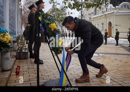 Kiev, Ukraine. 19th novembre 2022. Le Premier ministre britannique Rishi Sunak enchaîne un ruban à la couronne du mémorial au mur du souvenir près de la cathédrale Saint-Michel, à 19 novembre 2022, à Kiev, en Ukraine. Sunak a fait une visite surprise à Kiev enneigée et a promis des armes anti-aériennes supplémentaires et d'autres technologies de défense aérienne. Credit: Présidence de l'Ukraine/Bureau de presse présidentiel ukrainien/Alamy Live News Banque D'Images