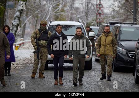 Kiev, Ukraine. 19th novembre 2022. Le président ukrainien Volodymyr Zelenskyy, à droite, et le Premier ministre britannique Rishi Sunak se promènaient ensemble jusqu'au mur du souvenir près de la cathédrale Saint-Michel, à 19 novembre 2022, à Kiev, en Ukraine. Sunak a fait une visite surprise à Kiev enneigée et a promis des armes anti-aériennes supplémentaires et d'autres technologies de défense aérienne. Credit: Présidence de l'Ukraine/Bureau de presse présidentiel ukrainien/Alamy Live News Banque D'Images