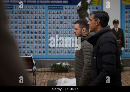 Kiev, Ukraine. 19th novembre 2022. Le président ukrainien Volodymyr Zelenskyy, à gauche, et le Premier ministre britannique Rishi Sunak tiennent un moment de silence au mur du souvenir près de la cathédrale Saint-Michel, à 19 novembre 2022, à Kiev, en Ukraine. Sunak a fait une visite surprise à Kiev enneigée et a promis des armes anti-aériennes supplémentaires et d'autres technologies de défense aérienne. Credit: Présidence de l'Ukraine/Bureau de presse présidentiel ukrainien/Alamy Live News Banque D'Images