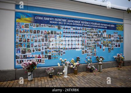 Kiev, Ukraine. 19th novembre 2022. Le mur du souvenir des morts pour l'Ukraine le long du Monastère à dôme doré de Mykhailivsky Premier ministre britannique Rishi Sunak près de la cathédrale Saint-Michel, 19 novembre 2022 à Kiev, Ukraine. Sunak a fait une visite surprise à Kiev enneigée et a promis des armes anti-aériennes supplémentaires et d'autres technologies de défense aérienne. Credit: Présidence de l'Ukraine/Bureau de presse présidentiel ukrainien/Alamy Live News Banque D'Images