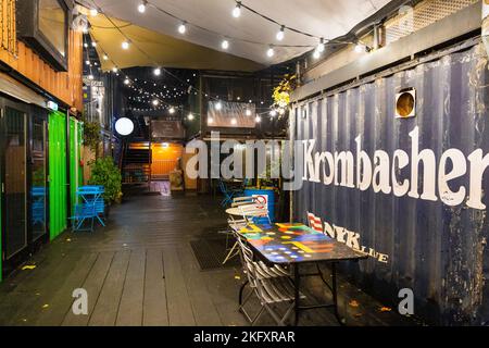 Intérieur du marché alimentaire de conteneurs d'expédition de Pop Brixons, Londres, Royaume-Uni Banque D'Images