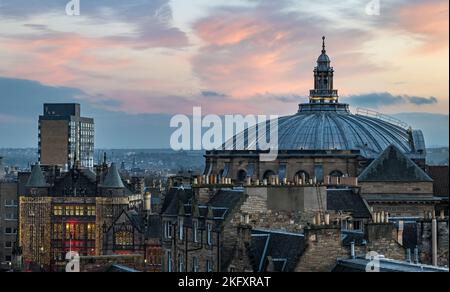 Vue sur les toits de McEwan Hall Dome et Teviot House illuminés avec des lumières de Noël au crépuscule, Edimbourg, Ecosse, Royaume-Uni Banque D'Images