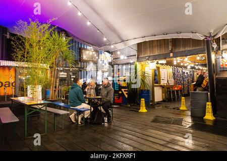 Intérieur du marché alimentaire de conteneurs d'expédition de Pop Brixons, Londres, Royaume-Uni Banque D'Images