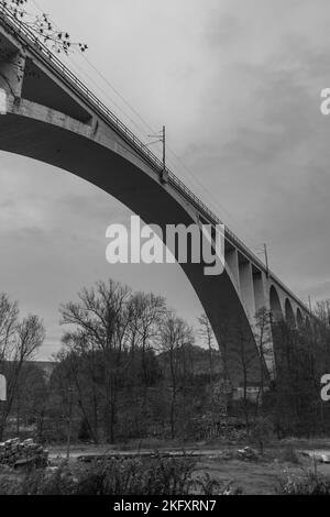 Vue près du pont de chemin de fer Miru en début d'hiver nuageux par jour Banque D'Images