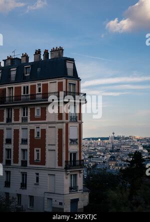 Une photo verticale de la maison en chute dans le quartier de Montmartre à Paris, à côté du Sacré-cœur Banque D'Images