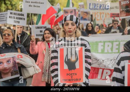 Plusieurs centaines d'Iraniens et leurs partisans ont manifesté à Madrid, en Espagne, le samedi 19 novembre contre ce qu'ils ont appelé des massacres par les autorités iraniennes depuis la mort de Mahsa Amini en détention par la police de moralité. Les manifestants ont marché le long de la Gran Vía, l'une des rues principales de la ville, criant « pour les femmes d'Iran, pour la justice en Iran ! », « Femme, vie, liberté » et quelques slogans contre le gouvernement espagnol, que certains veulent rompre les relations diplomatiques avec l'Iran. Au moins 342 personnes ont été tuées dans les forces de sécurité iraniennes depuis le début des manifestations il y a deux mois, selon les estimations Banque D'Images