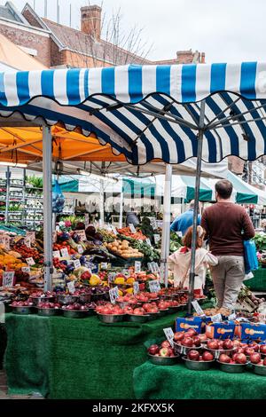 Epsom, Surrey, Londres, Royaume-Uni, 19 novembre 2022, marché de plein air traditionnel Vente de fruits et légumes frais sains Banque D'Images