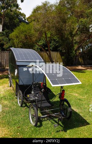 Hors de la grille Mojo solaire quad garés sur la rive de Newlands Backwater à Paynesville, Victoria, Australie Banque D'Images