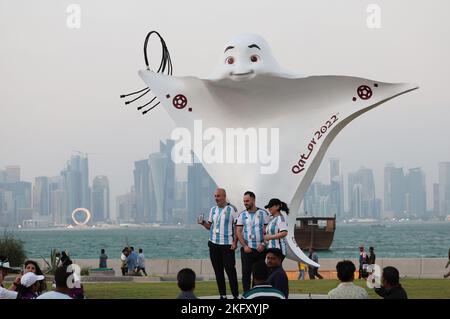 Doha, Qatar. 20th novembre 2022. Les gens posent avec la mascotte officielle de la coupe du monde de la FIFA du Qatar 2022 la'eeb au parc Al Bidda à Doha, Qatar, 20 novembre 2022. Credit: Meng Yongmin/Xinhua/Alamy Live News Banque D'Images