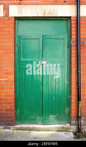 Doubles portes en bois peint en vert Banque D'Images