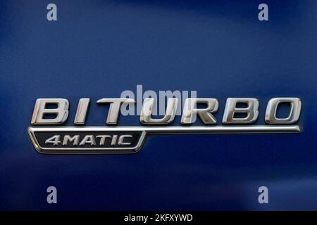 Treuchtlingen, Allemagne, 09 Oktober 2022: Gros plan BITURBO 4MATIC logo d'une Mercedes C43 AMG en Allemagne Banque D'Images
