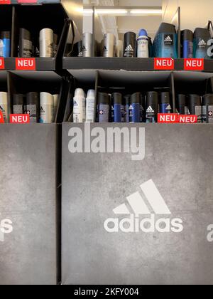 Nuremberg, Allemagne - 04 juin 2022: Cosmétiques Adidas avec logo dans un supermarché allemand. Adidas est une société multinationale allemande. Banque D'Images