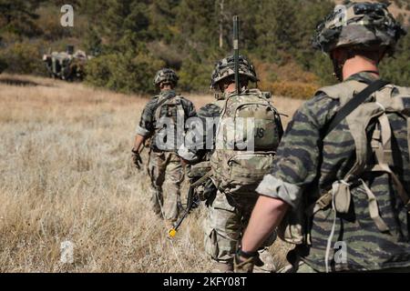 Des soldats du 3rd Escadron, du 61st Cavalry Regiment, de l'équipe de combat de la Brigade Stryker 2nd, de la quatrième Division d'infanterie, effectuent un mouvement vers un site de reconnaissance, à 14 octobre 2022, sur le fort Carson, au Colorado. Les 19D scouts de Cavalry ont effectué une surveillance sur un bataillon ennemi pour un exercice d'entraînement sur le terrain. Banque D'Images