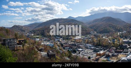 Vue panoramique sur le centre-ville de Gatlinburg, Tennesse depuis le Skylift Park Banque D'Images