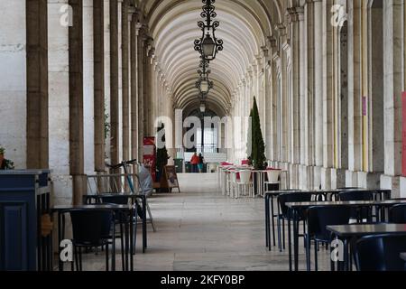 Lisbonne, Portugal - septembre 2022 : passage de la Cour suprême à Lisbonne (Supremo Tribunal de Justica), avec arches formant un point de fuite dans un Banque D'Images