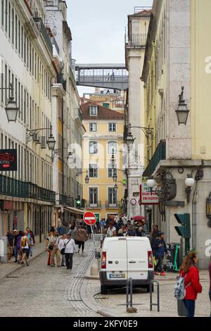 Lisbonne, Portugal - septembre 2022 : remontée mécanique de Santa Justa au-dessus des rues historiques du centre de Lisbonne, reliant les niveaux de la ville Banque D'Images