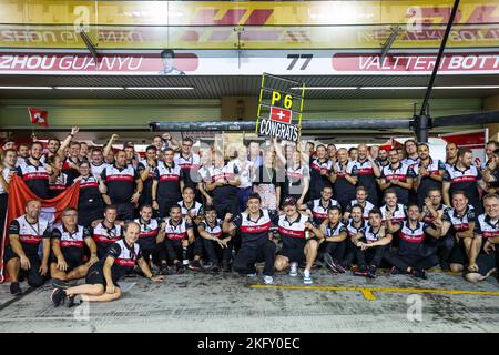Abu Dhabi, eau . 20th novembre 2022. Alfa Romeo F1 Team ORLEN fête P6 dans le championnat pendant la Formule 1 Etihad Airways Grand Prix d'Abu Dhabi 2022, 22nd tour du Championnat du monde de Formule 1 de la FIA 2022 de 18 novembre au 20, 2022 sur le circuit Yas Marina, à l'île de Yas, Abu Dhabi - photo Florent Gooden/DPPI crédit: DPPI Media/Alay Live News Banque D'Images