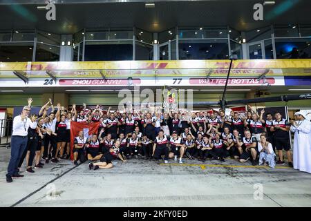 Abu Dhabi, eau . 20th novembre 2022. Alfa Romeo F1 Team ORLEN fête P6 dans le championnat pendant la Formule 1 Etihad Airways Grand Prix d'Abu Dhabi 2022, 22nd tour du Championnat du monde de Formule 1 de la FIA 2022 de 18 novembre au 20, 2022 sur le circuit Yas Marina, à l'île de Yas, Abu Dhabi - photo Florent Gooden/DPPI crédit: DPPI Media/Alay Live News Banque D'Images