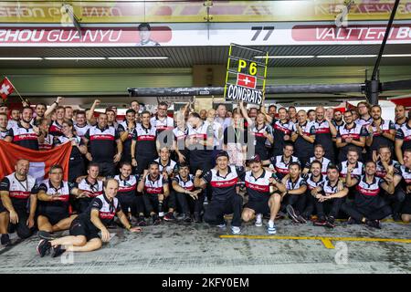 Abu Dhabi, eau . 20th novembre 2022. Alfa Romeo F1 Team ORLEN fête P6 dans le championnat pendant la Formule 1 Etihad Airways Grand Prix d'Abu Dhabi 2022, 22nd tour du Championnat du monde de Formule 1 de la FIA 2022 de 18 novembre au 20, 2022 sur le circuit Yas Marina, à l'île de Yas, Abu Dhabi - photo Florent Gooden/DPPI crédit: DPPI Media/Alay Live News Banque D'Images