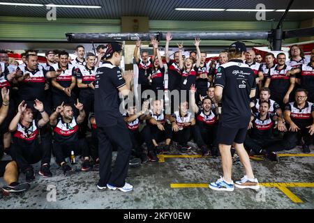 Abu Dhabi, eau . 20th novembre 2022. Alfa Romeo F1 Team ORLEN fête P6 dans le championnat pendant la Formule 1 Etihad Airways Grand Prix d'Abu Dhabi 2022, 22nd tour du Championnat du monde de Formule 1 de la FIA 2022 de 18 novembre au 20, 2022 sur le circuit Yas Marina, à l'île de Yas, Abu Dhabi - photo Florent Gooden/DPPI crédit: DPPI Media/Alay Live News Banque D'Images