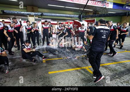 Abu Dhabi, eau . 20th novembre 2022. Alfa Romeo F1 Team ORLEN fête P6 dans le championnat pendant la Formule 1 Etihad Airways Grand Prix d'Abu Dhabi 2022, 22nd tour du Championnat du monde de Formule 1 de la FIA 2022 de 18 novembre au 20, 2022 sur le circuit Yas Marina, à l'île de Yas, Abu Dhabi - photo Florent Gooden/DPPI crédit: DPPI Media/Alay Live News Banque D'Images