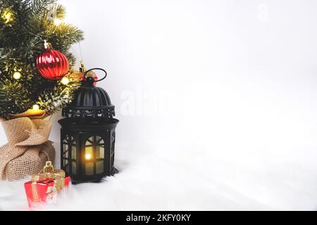 Joyeux Noël décoré avec ornement bougie chauffe-lanterne et lumière avec espace de copie sur fond blanc Banque D'Images