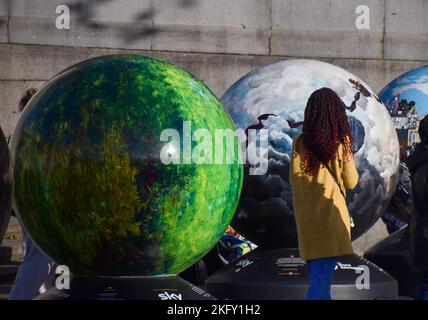 Londres, Angleterre, Royaume-Uni. 20th novembre 2022. 96 globes créés par différents artistes ont été exposés à Trafalgar Square dans le cadre de ''˜le monde réimaginé', un projet retraçant et explorant l'histoire du Commerce transatlantique des Africains enrasés, et son impact. (Image de crédit : © Vuk Valcic/ZUMA Press Wire) Banque D'Images