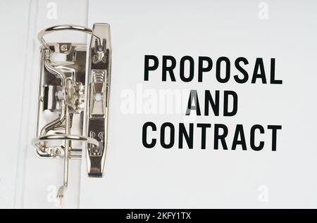 Concept de finance et d'économie. Dans le dossier sous un trombone il y a une feuille blanche avec l'inscription - proposition et contrat Banque D'Images