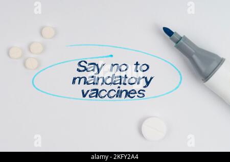 Concept de médecine et de soins de santé. Sur une feuille de papier blanche, des comprimés, un marqueur et une inscription - dire non aux vaccins obligatoires indiqués par un dessin o Banque D'Images