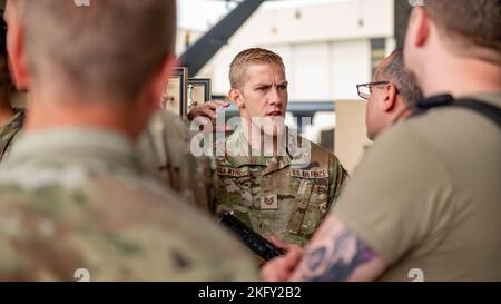 Tech. Sgt. Van Wyhe affecté à l'escadron de maintenance 163D sur la base de la Réserve aérienne de mars en Californie, donne des instructions à son collègue Airman du 435th Escadron d'intervention en cas d'urgence de Ramstein AB, Allemagne sur le bon fonctionnement de l'avion MQ-9 grâce à l'utilisation de la station d'essai d'entretien d'aéronefs renforcés (RAMTS) et sur la base de réserve aérienne de mars en Californie, sur 14 octobre 2022. Dans un effort pour augmenter l'arsenal de l'avion le CRS 435th est compétent sur, plusieurs membres de leur unité ont voyagé de l'Allemagne au sud de la Californie pour recevoir la formation des membres de la Garde nationale d'Air avec le Banque D'Images