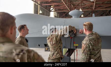 Tech. Sgt. Hector Gonzalez, de gauche, affecté à l'escadron de réponse de contingence 435th, fournit l'alimentation au sol à la MQ-9 en appliquant un sorenson (alimentation en courant continu) au panneau de soutien au sol de l'aéronef sur la base de la Réserve aérienne de mars, en Californie, sur 14 octobre 2022. Dans un effort pour augmenter l'arsenal d'avions que le CRS 435th maîtrise, plusieurs membres de leur unité ont voyagé de l'Allemagne au sud de la Californie pour recevoir la formation des membres de la Garde nationale aérienne avec l'aile d'attaque 163rd qui utilisent l'avion MQ-9 comme plate-forme principale. (US Air National Guard, Ph Banque D'Images