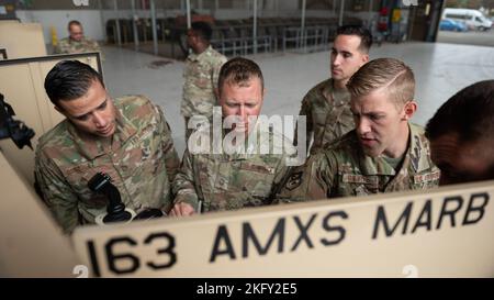 Tech. Sgt. Van Wyhe affecté à l'escadron de maintenance 163D sur la base de la Réserve aérienne de mars, donne des instructions à son collègue Airman de l'escadron de réponse de contingence 435th de Ramstein AB, en Allemagne, sur la façon de naviguer et d'interagir correctement avec la RAMTS (station d'essai de maintenance d'aéronefs renforcés) Assurer la configuration et l'étalonnage corrects du système et de l'avion sur la base de la réserve aérienne de mars en Californie sur 14 octobre 2022. Dans un effort pour augmenter l'arsenal de l'avion le CRS 435th est compétent sur, plusieurs membres de leur unité ont voyagé de l'Allemagne au sud de la Californie pour recevoir la formation d'Air Nati Banque D'Images