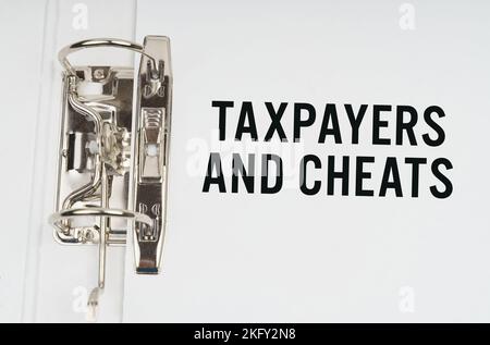 Concept de finance et d'économie. Dans le dossier sous un trombone, il y a une feuille blanche avec l'inscription - les contribuables et les tricheurs Banque D'Images