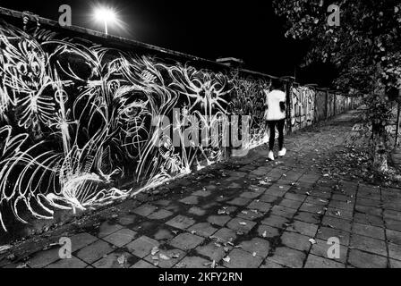 Le coureur court la nuit à Milan Banque D'Images