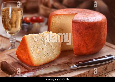 fromage rouge et jaune - pain coupé en tranches de fromage sur une planche à découper Banque D'Images