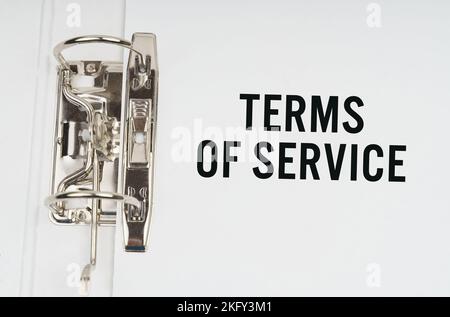 Concept de finance et d'économie. Dans le dossier sous un trombone, il y a une feuille blanche avec l'inscription - Conditions de service Banque D'Images