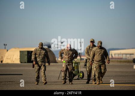 Des aviateurs américains affectés à l'escadron d'intervention en cas d'urgence 921st marchent ensemble pendant l'exercice Dragon Spark à la base aérienne de Travis, Californie, le 14 octobre 2022. L'exercice Dragon Spark a offert aux unités de l'aile 60th de la mobilité aérienne et de l'aile 621st de l'intervention en cas d'urgence l'occasion de synchroniser les opérations en vue d'une catastrophe nationale. Banque D'Images