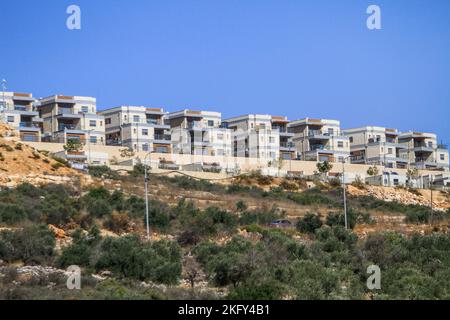Salfit, Palestine. 20th novembre 2022. Vue sur les nouveaux bâtiments de la colonie juive de Bruchin, près du village de Bruqin, à l'ouest de Salfit, en Cisjordanie occupée. (Photo de Nasser Ishtayeh/SOPA Images/Sipa USA) crédit: SIPA USA/Alay Live News Banque D'Images