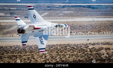 Un Thunderbird de l'armée de l'air américaine effectue une manœuvre de « passe-partout » lors de l'édition 2022 de l'Aerospace Valley Open House, de l'Air Show et de l'exposition STEM à Edwards Air Force base, en Californie, du 14 au 16 octobre. Salon aéronautique de la vallée de l'aérospatiale, commandement du matériel de l'armée de l'air, centre d'essai de l'armée de l'air, base aérienne d'Edwards, thunderbird, Banque D'Images