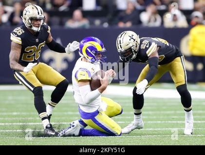 La Nouvelle-Orléans, États-Unis. 20th novembre 2022. Los Angeles Rams Quarterback Matthew Stafford (9) glisse pour une première descente entre New Orleans Saints Corner backs P.J. Williams (26) et Paulson Adebo (29) qui ont organisé un concours de la Ligue nationale de football au Caesars Superdome de la Nouvelle-Orléans, en Louisiane, dimanche, 20 novembre 2022. (Photo de Peter G. Forest/Sipa USA) crédit: SIPA USA/Alay Live News Banque D'Images